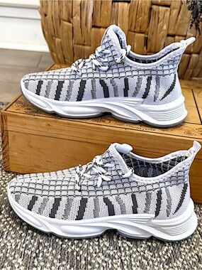 New YOKI Boutique Boys Athletic Sneakers GORGEOUS- Running Shoes Sneakers Size 3